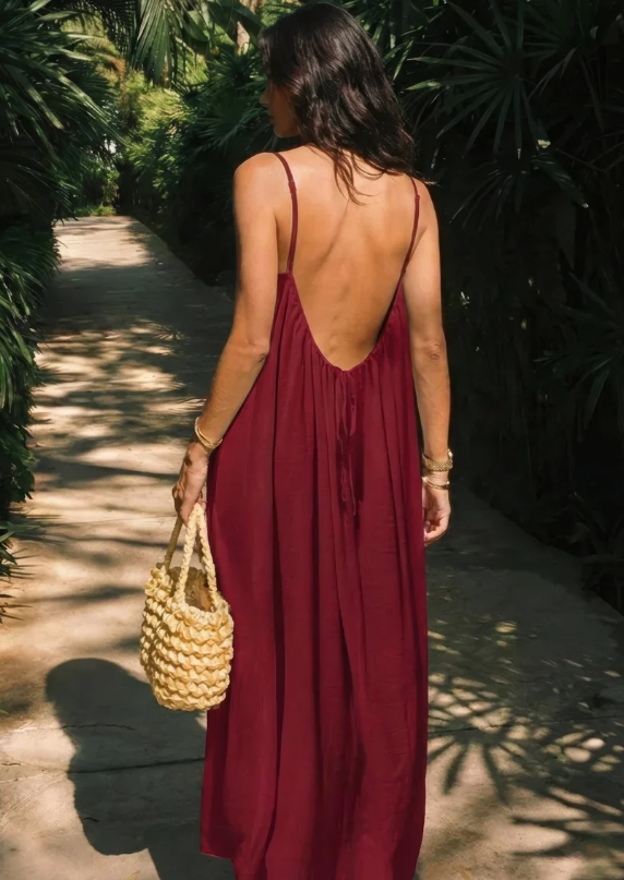 Vestido ELENA largo de espalda descubierta en burdeos, visto por detrás