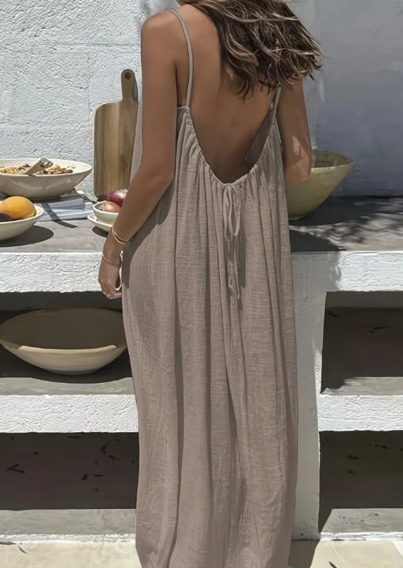 Vestido ELENA largo de espalda descubierta en taupe, visto por detrás