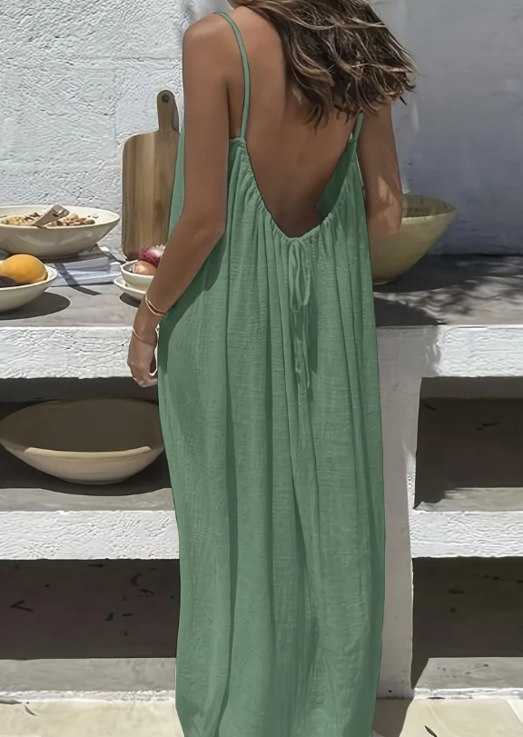 Vestido ELENA largo de espalda descubierta en verde agua, visto por detrás